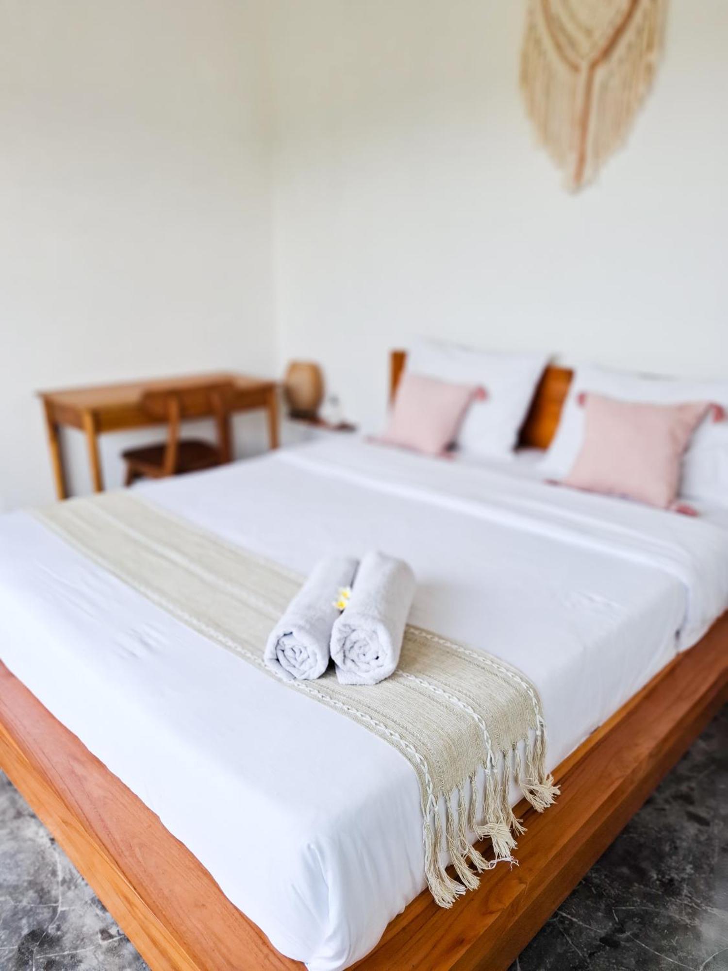 Turtle House Surf & Stay Airsatang エクステリア 写真